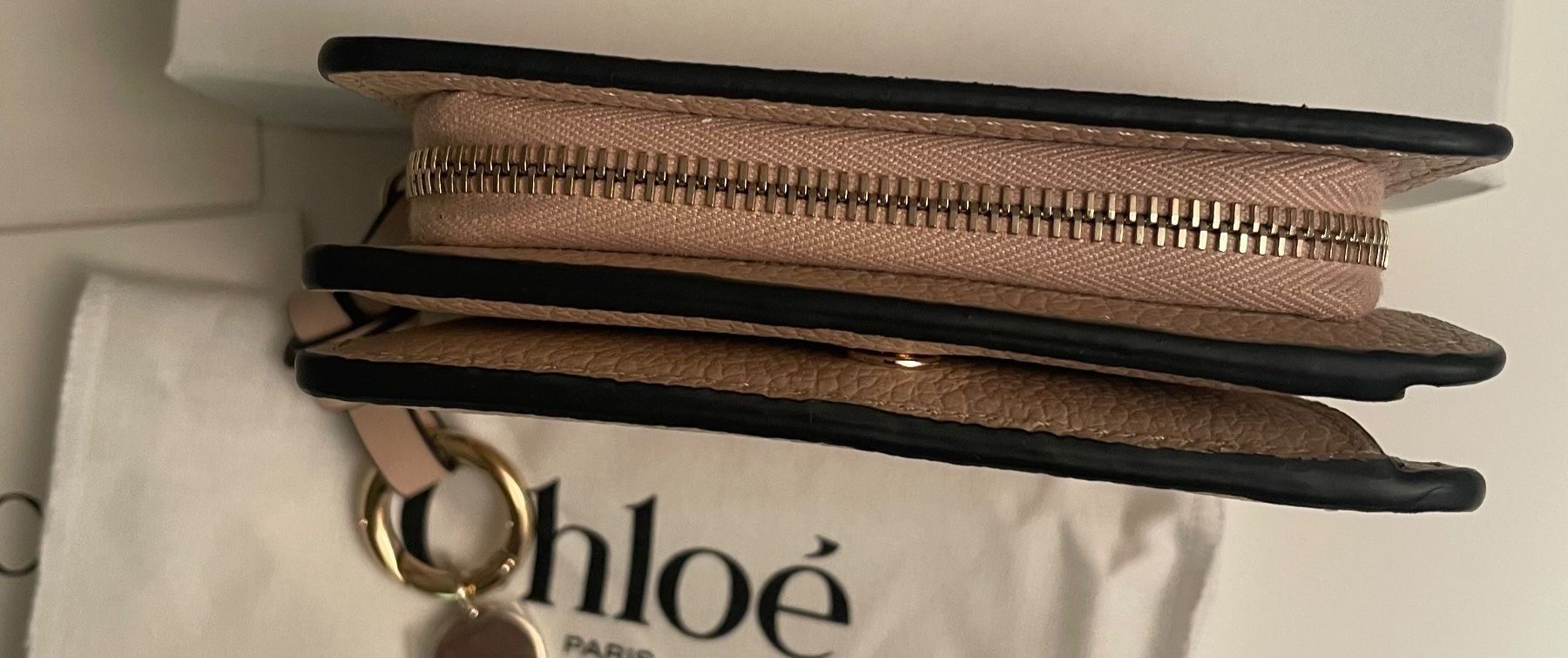 Chloé Portamonete: CHLOÉ Alphabet Compact Wallet – Nuovo e nell'imballaggio originale da Zürich venduto da BeautifulThings 2