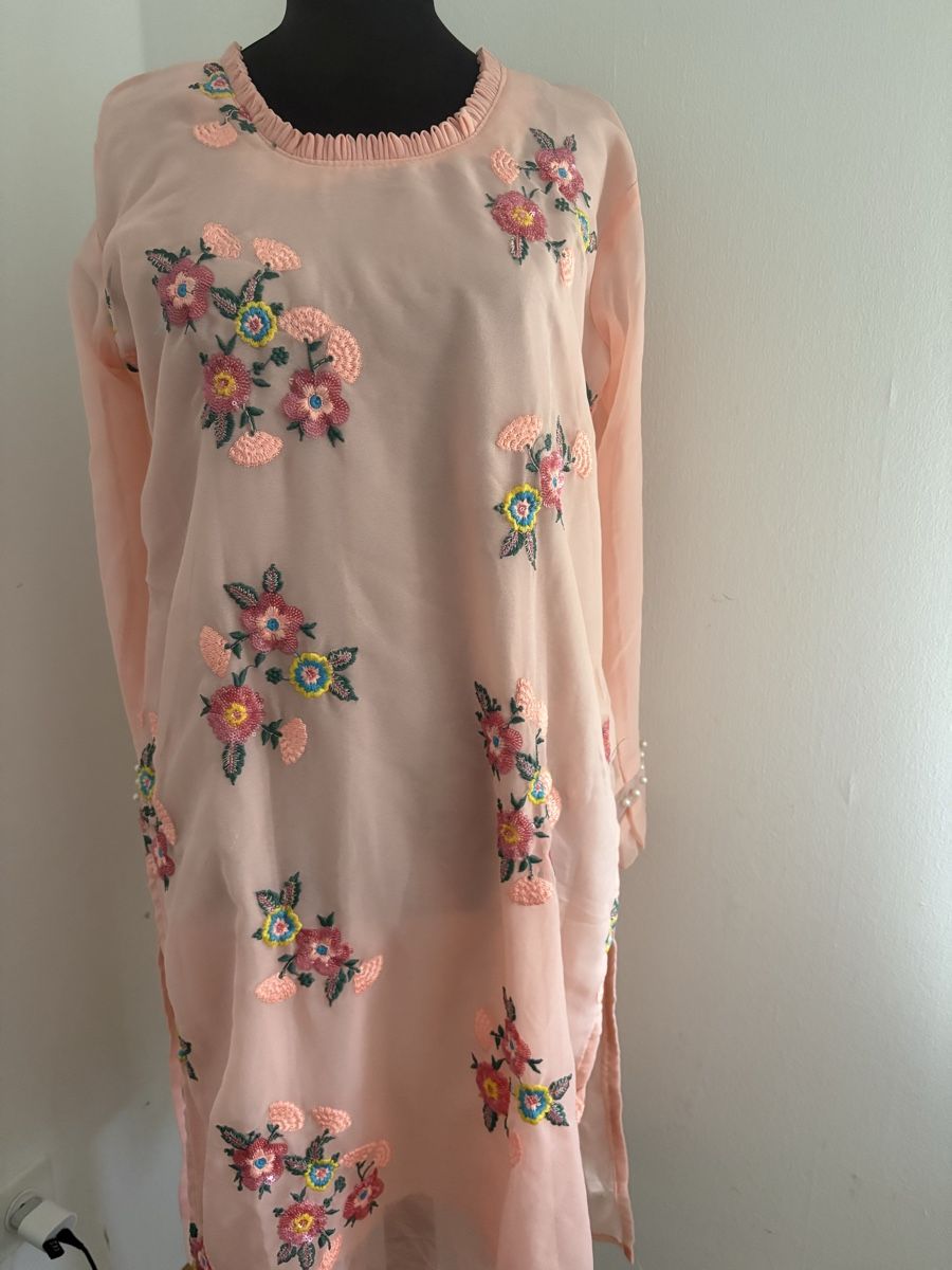 Lots de vêtements: Peach Farbn Suit-Set mit Blumen- 42 – Neuf (Voir description) à Bösingen par ash_jnn8 1