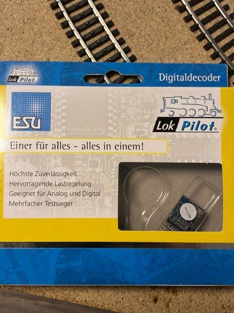 Esu Modellini di ferrovie: 2 x ESU LokPilot V4.0 M4 Digitaldecoder ungebraucht 64617 – Nuovo e nell'imballaggio originale da Leuzigen venduto da bnbz101 1
