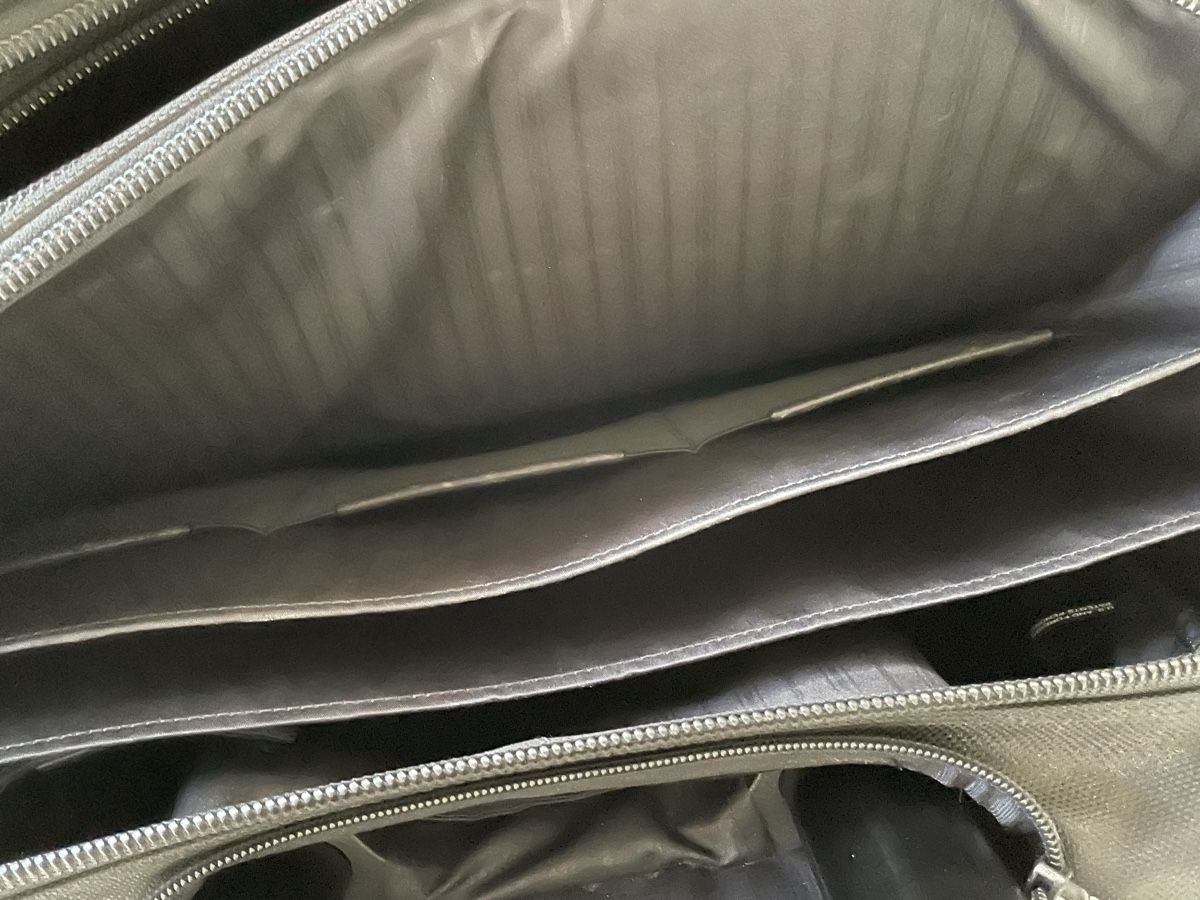 Tumi Valigie & Borse: TUMI Aktentasche / Handgepäck auf Rollen – Usato da Richterswil venduto da Prangins9 8