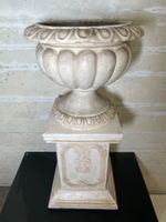 Dekorativer Pokal mit Säule aus Kunststoff H ca. 95cm ⌀ 50cm