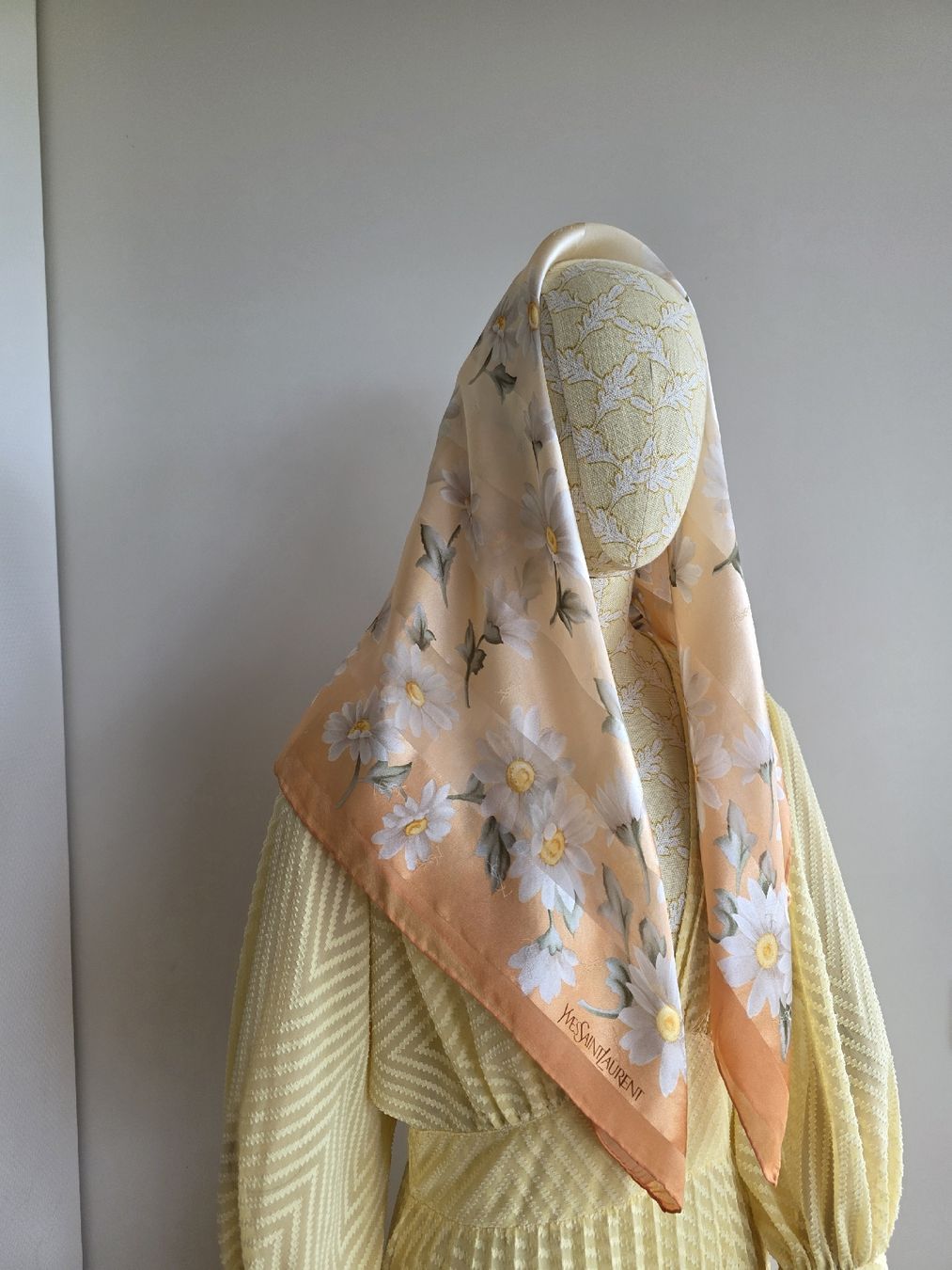 Saint Laurent Foulard & Sciarpe: YSL Seidentuch 86 × 86 cm – Nuovo (secondo la descrizione) da Zürich venduto da LIMAR 3