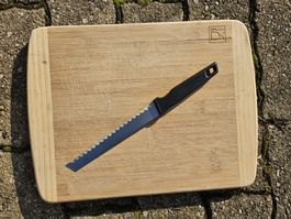 Planche à pain avec couteau et sac à pain