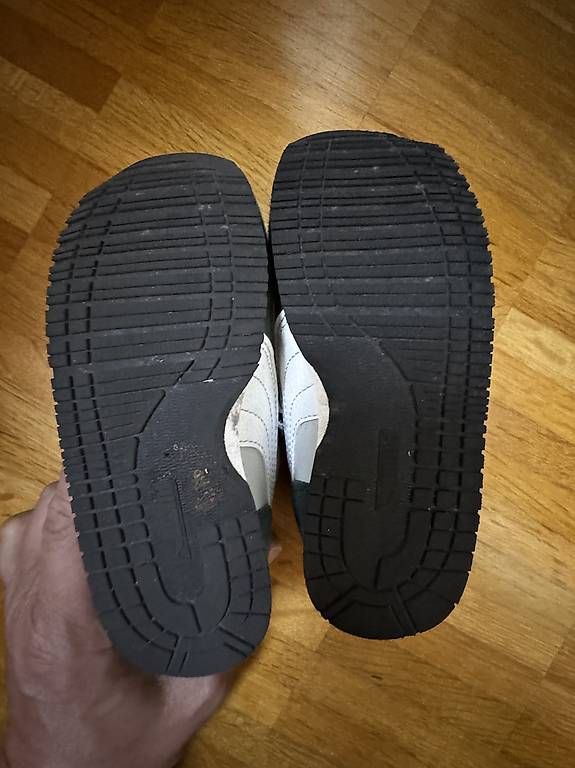Scarpe per ragazzi: Kinder Schuhe Grösse 27 – Usato da Reinach BL venduto da lum_c2rl 1