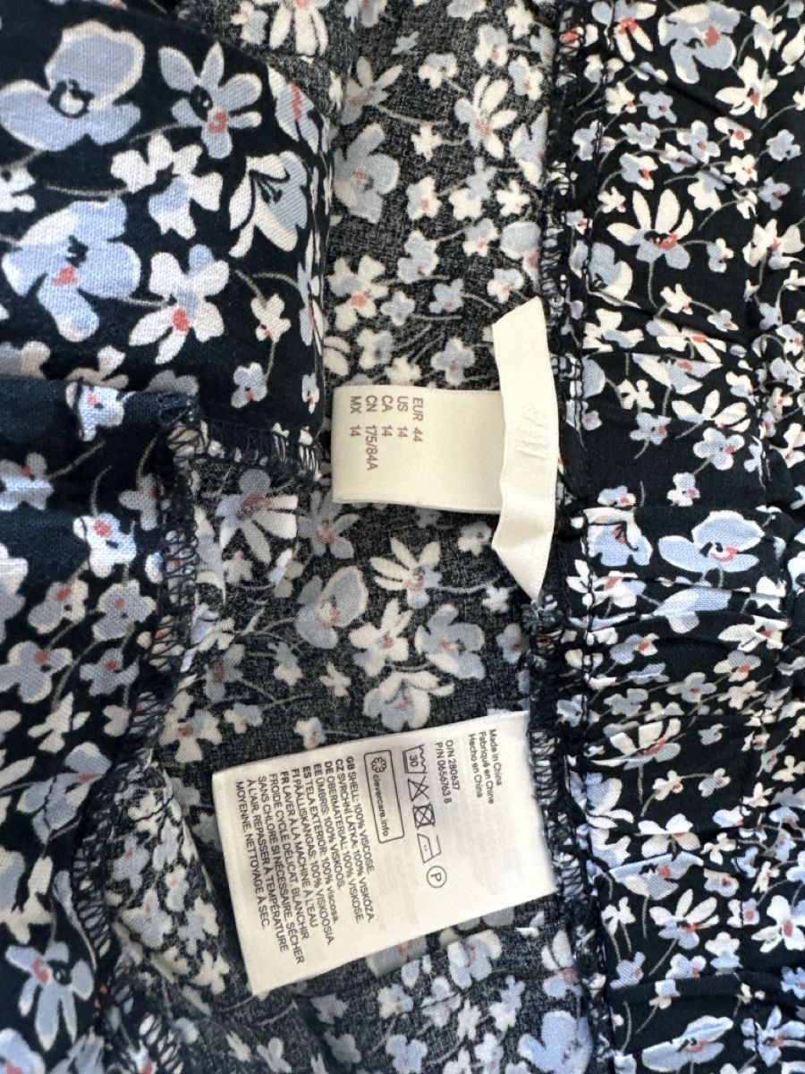 H&M Pantalons: Shorts mit Blumenmuster, 42 – D'occasion à Wangen SZ par futura14 2