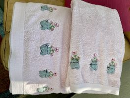 Serviettes de bain rose pâle assorties avec broderies 