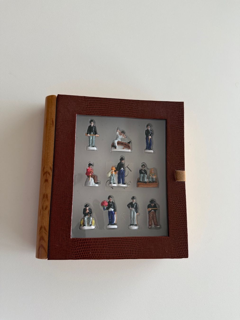 Statuette: Charlie Chaplin, 10 Fèves – Nuovo e nell'imballaggio originale da St-Gingolph venduto da GoldenKeys 1
