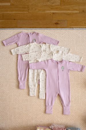 Lot de 4 pyjamas bébé, taille 4 á 6 mois.