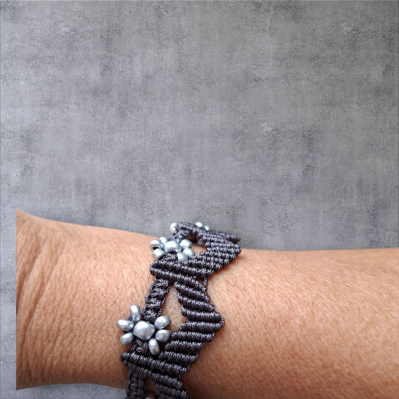 Bracciali & Braccialetti: Handgemachtes breites Armband mit Blumenmuster, Anthrazit – Nuovo (secondo la descrizione) da Luzern venduto da Bbig 3