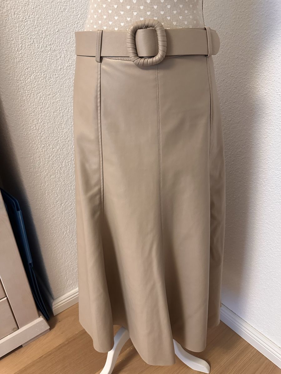 Gonne: Kunstlederrock beige Zara Gr. 36 – Nuovo (secondo la descrizione) da Siebnen venduto da tan_sn8j 1