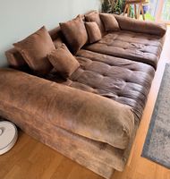 Big Sofa braun mit vielen Kissen