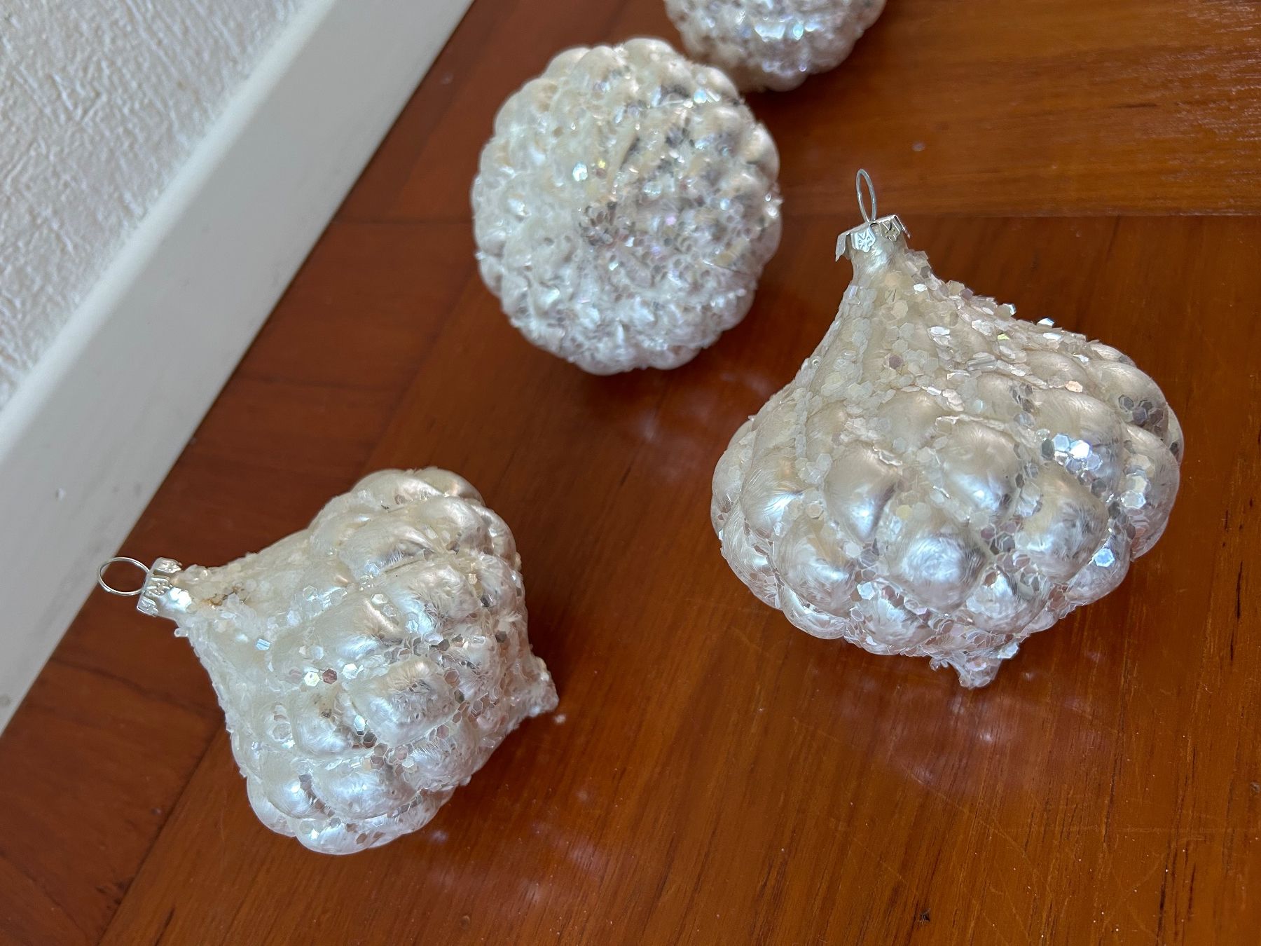 Alle Dekorationen: 5 Weihnachtskugeln - Christbaumschmuck - silbern Pailletten – Gebraucht aus Riniken von KreativImKopf 3