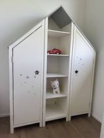 Kinderschrank, Hausform, mit Sternen