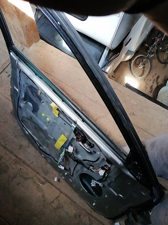 Tutti pezzi di ricambio auto: Lexus IS200 Tür vorne links – Usato da Leimiswil venduto da daniel_27 2