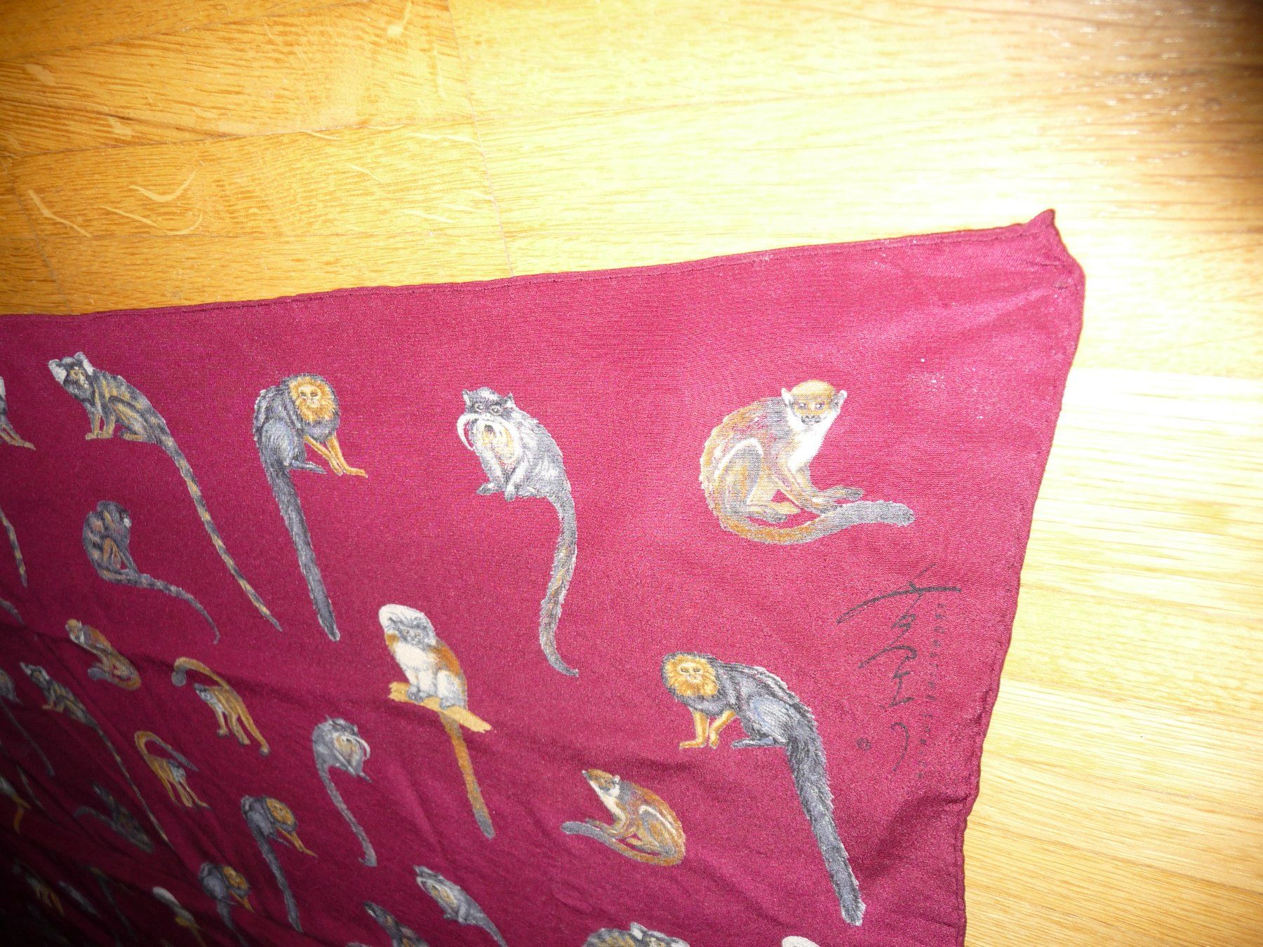 Fabric Frontline Foulard & Sciarpe: Fabric Frontline Schal 62x132cm ca. mit Äffchen – Usato da Winterthur venduto da ricofly 6