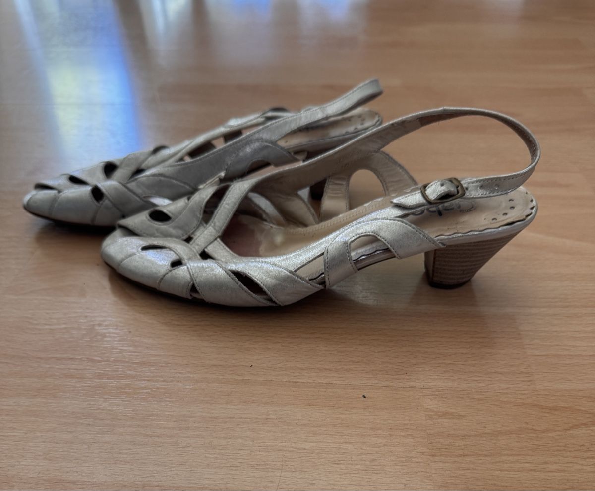 Gabor Damenschuhe: Weiss-silberne Gabor Sandalen – Gebraucht aus Zürich von man_nq66