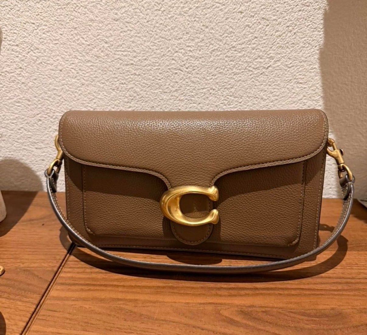 Borse da donna: Sac à main Coach tabac en cuir grainé – Usato da Mont-sur-Lausanne venduto da cla_f8q7