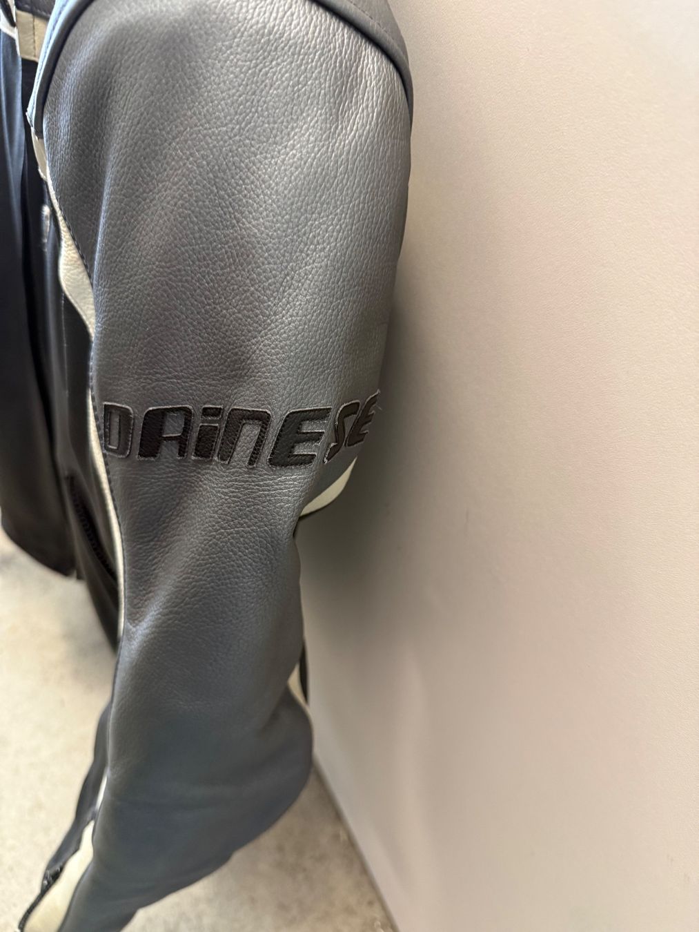 Dainese Jacken: Dainese Motorrad Leder Jacke – Gebraucht aus Richterswil von Furia07 2
