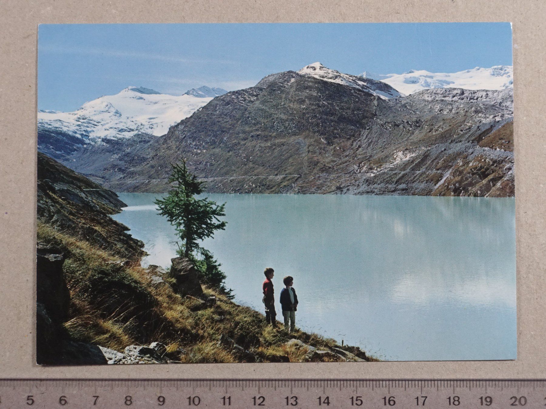 Cartoline postali: Saas-Tal, Stausee Mattmark, belebt – Usato da Lenzburg venduto da fh1