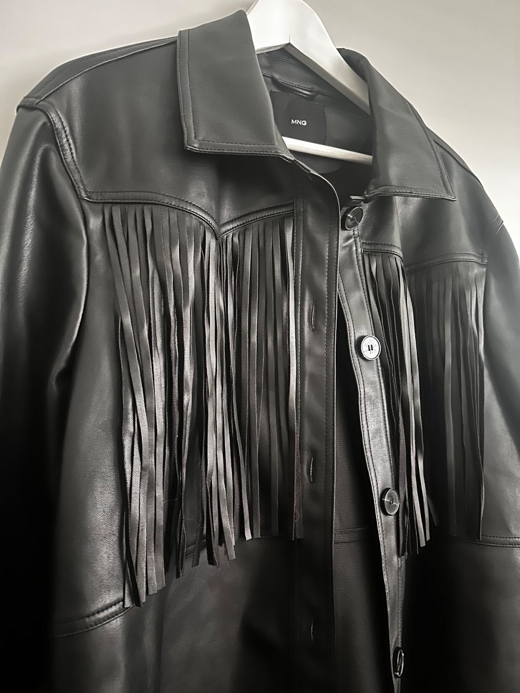 Mango Giacche: Schwarze Kunstlederjacke mit Fransen von Mango, Grösse M – Usato da Haldenstein venduto da enie123 2