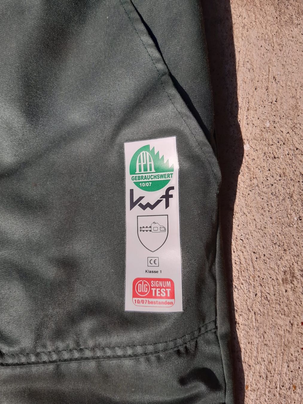 Pantalons: Schnittschutzhose – D'occasion à Richterswil par relbotneg 4