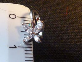Très petite boucle d'oreilles en argent et zyrcon ?
