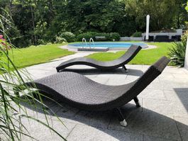 2 sehr bequeme Rattan Liegestühle mit Polster