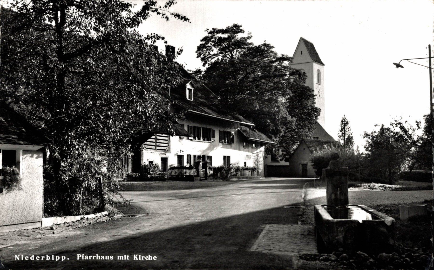 Cartoline postali: Niederbipp. Pfarrhaus mit Kirche – Usato da Bronschhofen venduto da Astore