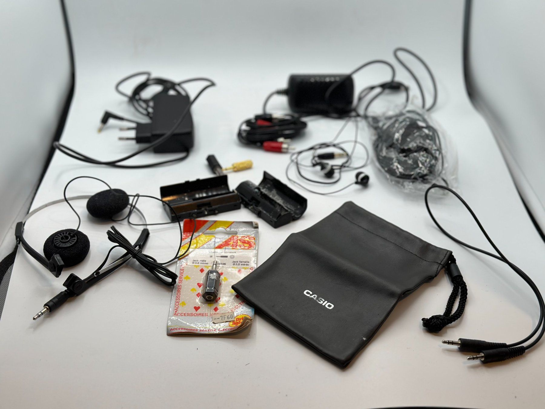 Cuffie: PACK 13 accessories for Walkman Discman Minidisc Sony etc. – Usato da Genève venduto da inc_9vgv