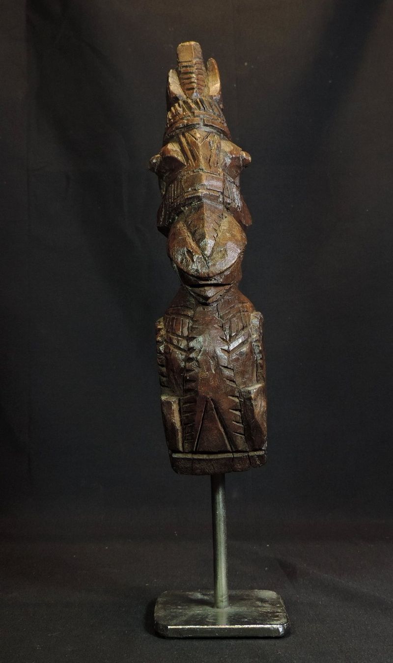 Skulpturen & Statuen: antike Holzfigur geschnitzt mit Sockel, ethnisch – Gebraucht aus Duggingen von roterbambus