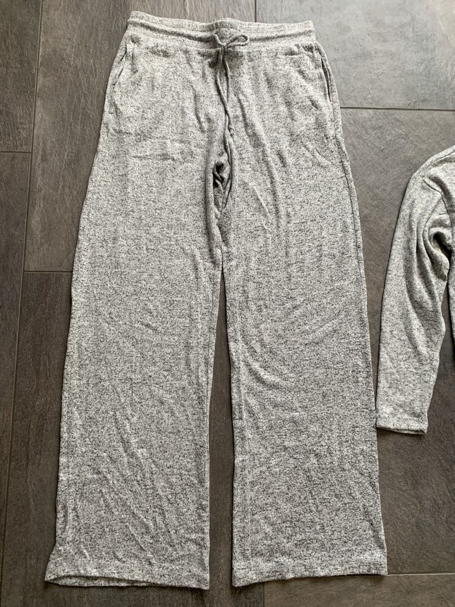 Lotti di vestiti: Fashion Nova S Set Top und Hose Freizeit hellgrau – Usato da Wängi venduto da JALE04 1
