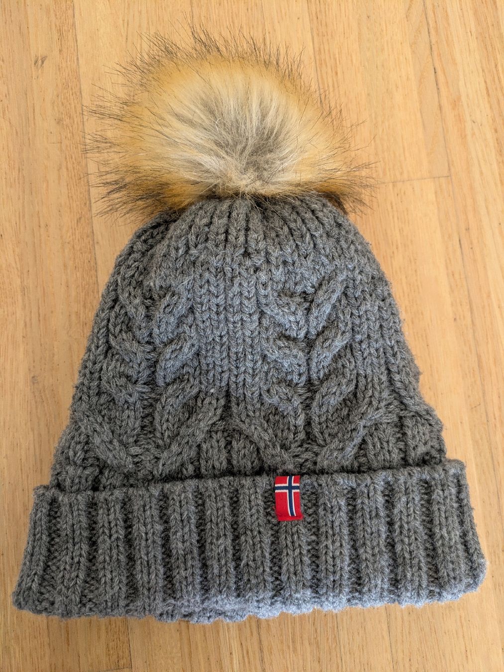 Napapijri Copricapi, berretti & cappellini: Norwegian Grey Beanie Hat with Pom Pom – Usato da Samstagern venduto da nic_l2bk
