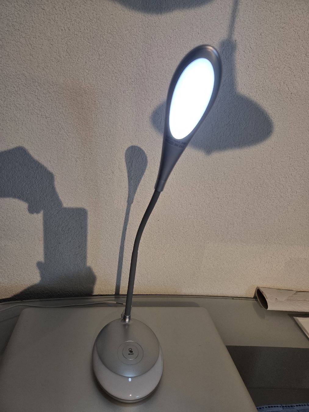 Lampade: LED Schreibtisch- oder Nachttischlampe mit Stimmungslicht – Usato da Chur venduto da Einszweidreiviermein 3