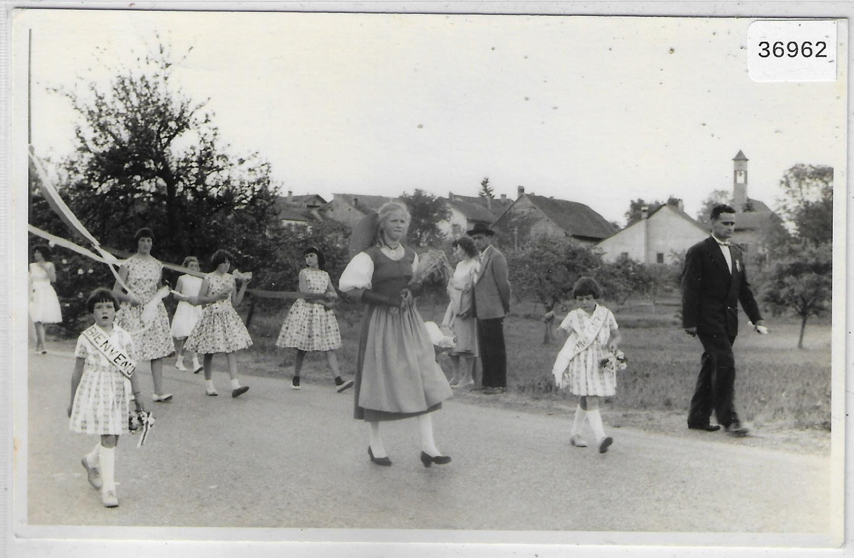 Cartoline postali: Colombier sur Morges - Cortege 1960 – Usato da Ettingen venduto da Kartenplanet