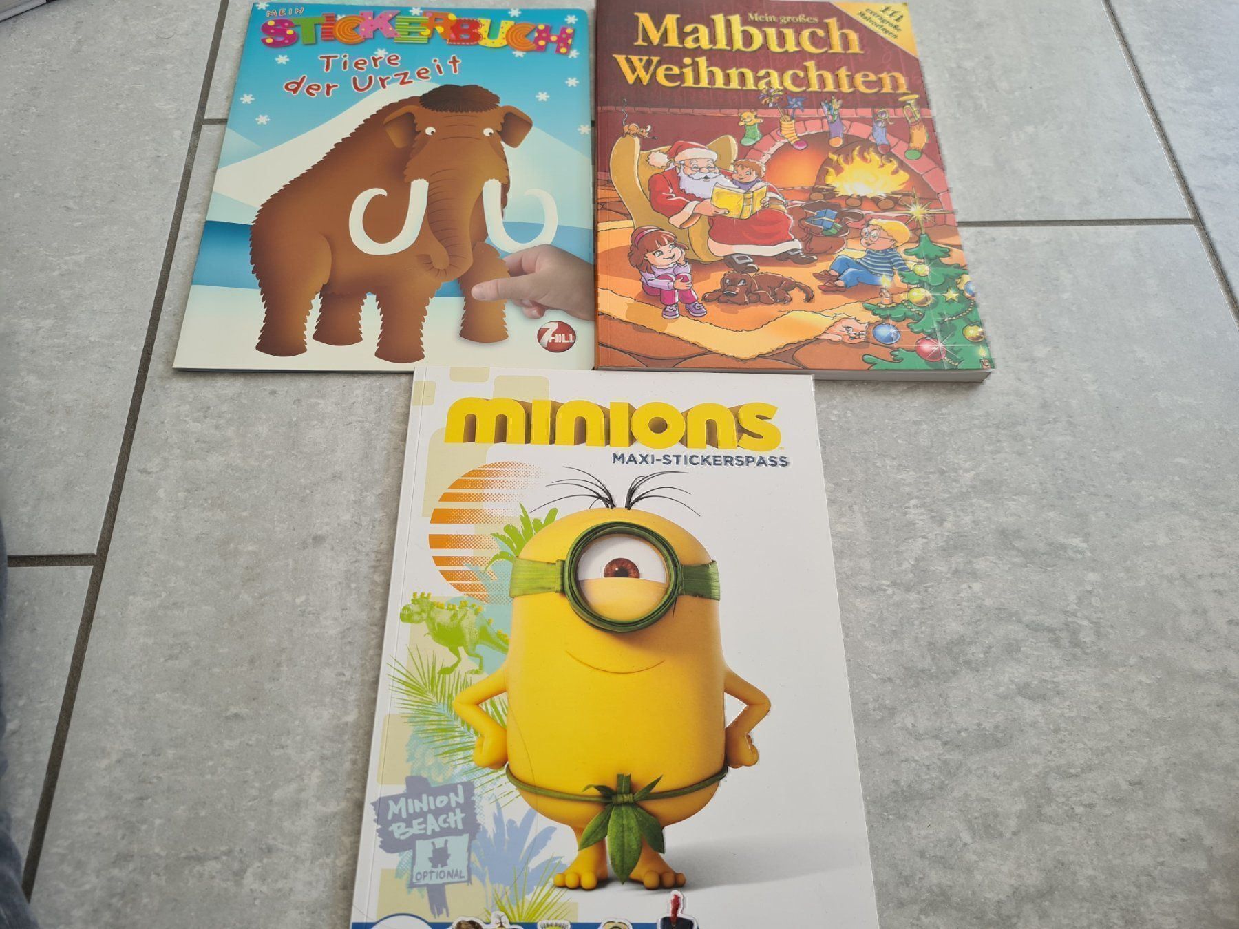 Libri: Minion Maxi- Stickerspass Malbuch Weihn. – Nuovo e nell'imballaggio originale da Killwangen venduto da KIANA08