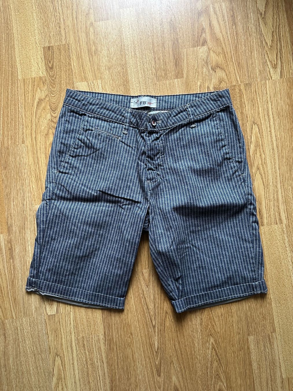 Pantaloni: Kurze Hosen / Shorts – Usato da Ennenda venduto da schueppi