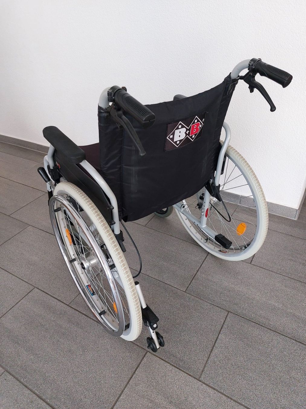 Sedie a rotelle: B+B Rollstuhl klappbar grau gebraucht – Usato da Stans venduto da member17 2