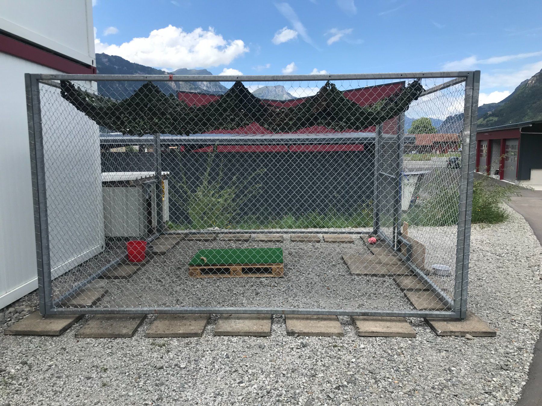 Cucce & Letti: Hundezwinger Hundehütte – Usato da Altdorf UR venduto da Gisleruri 1