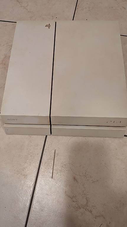 Konsolen: PS4 Konsole ohne etwas altes System Software drauf – Gebraucht aus Wattenwil von karinschaw