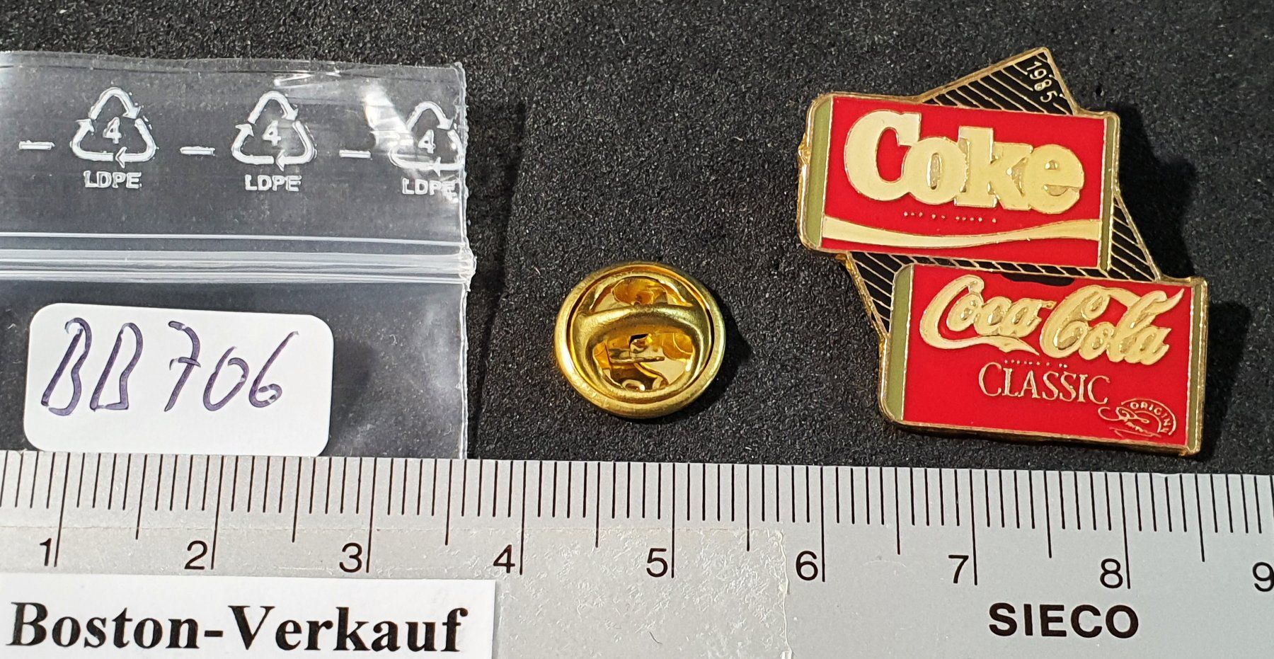 Placchette & Badge: BB706 - Pin Classic Coca Cola Coke Büchse 1985 – Usato da Reinach BL venduto da Boston-Verkauf 1