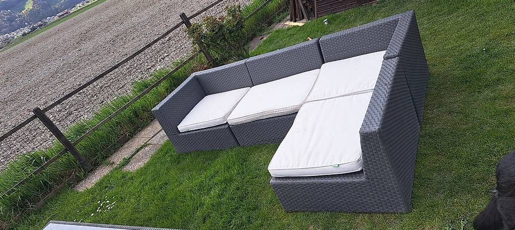 Sofas: Canapé de jardin avec table et coussins – Gebraucht aus MURAZ von hexachris 4