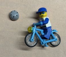 1 Stück  Lego Figur mit Velo und Helm.