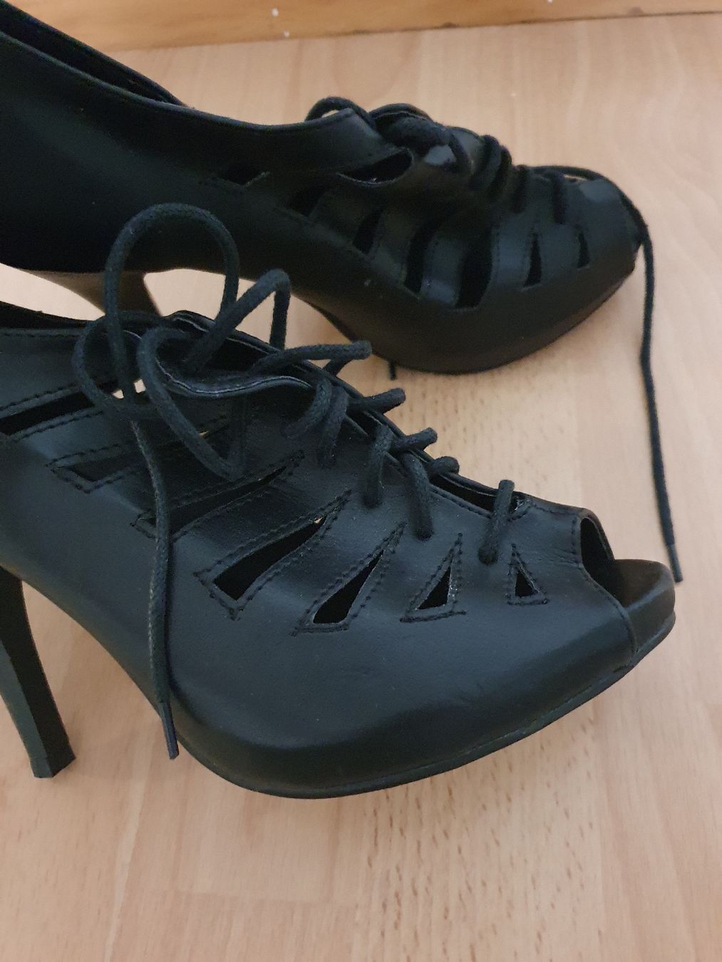 Scarpe da donna: neue schwarz Pumps mit Schnürsenkel – Nuovo e nell'imballaggio originale da St. Gallen venduto da 1811123 1