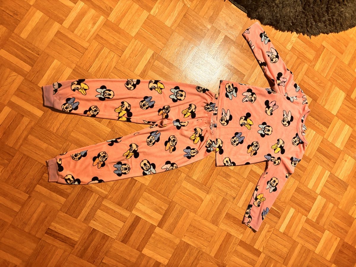 Pyjamas & Ähnliches: Rosa Mädchen Pyjama mit Minnie Mouse Muster, Grösse122 – Gebraucht aus Steffisburg von TelmaG 1