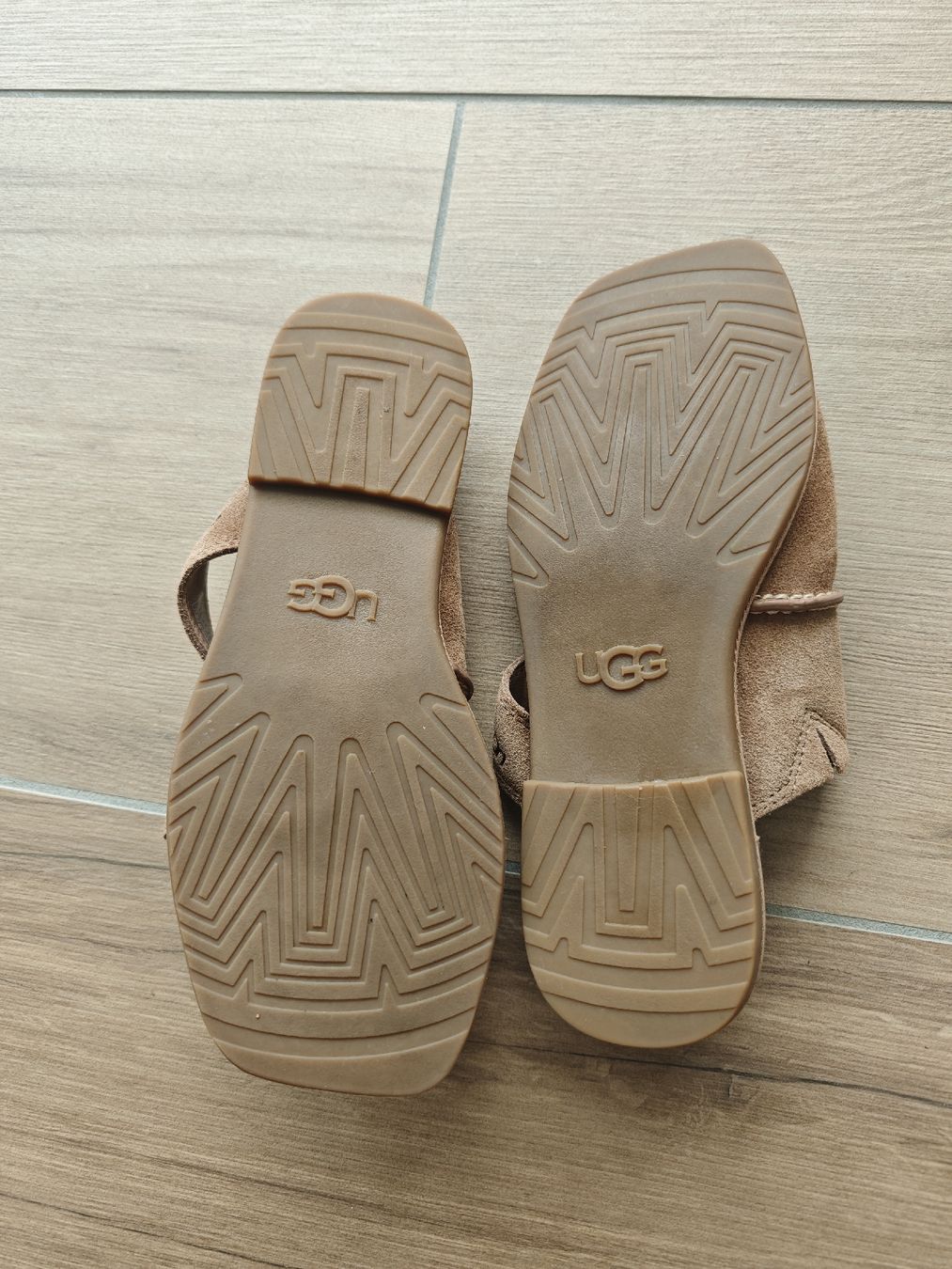 Scarpe da donna: UGG Sandals Suede Beige Size 38.5 – Nuovo (secondo la descrizione) da Rothenfluh venduto da Carly_Q 1
