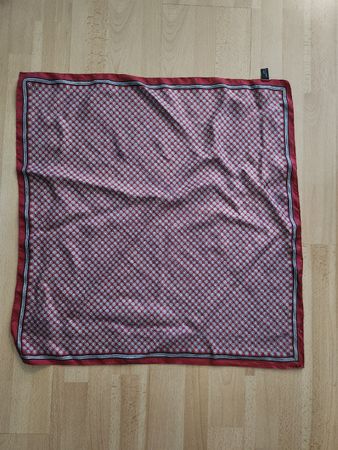 Foulard  GIGUE S rouge motif géométrique 100% soiefait main