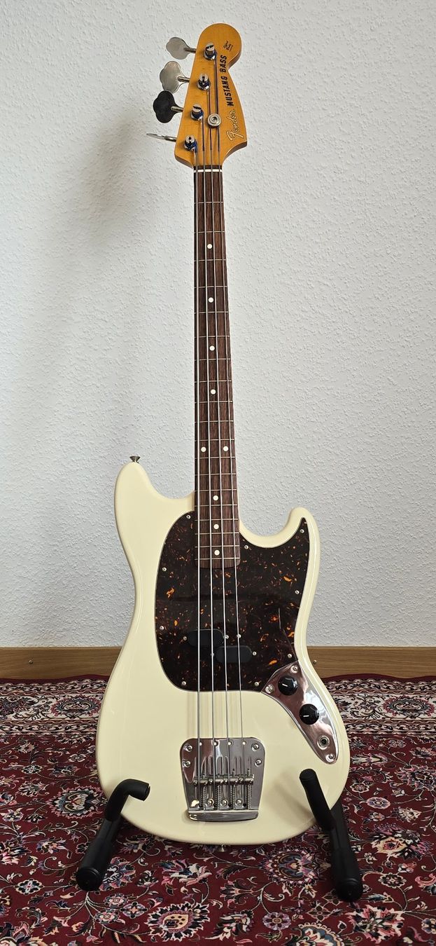 Fender Musikinstrumente: Fender 2008 Mustang Bass MIJ – Gebraucht aus Meilen von Roobiedoobie