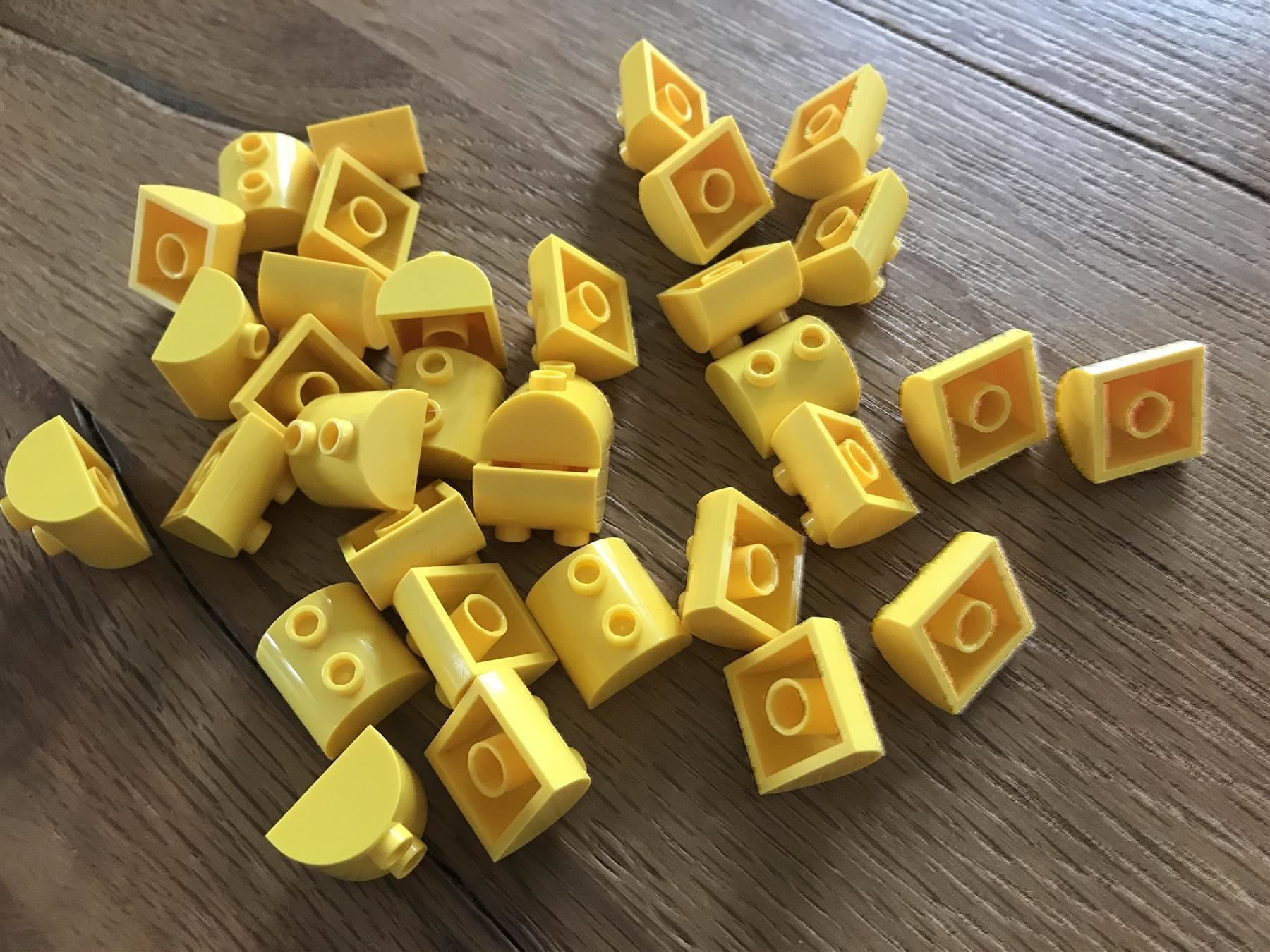 Lego Spielzeuge: LEGO 32x Dach-/Bogenstein 2x2 (30165) – Gebraucht aus Müntschemier von Svonae