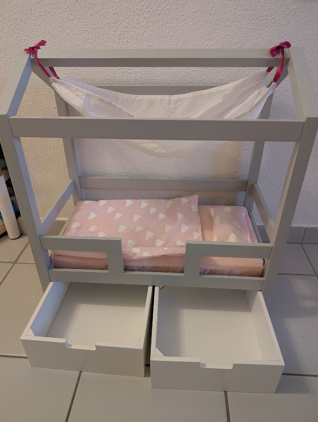 Giocattoli: Puppenbett mit Hängematte und Schubladen – Usato da Oberhasli venduto da Caramellas 2