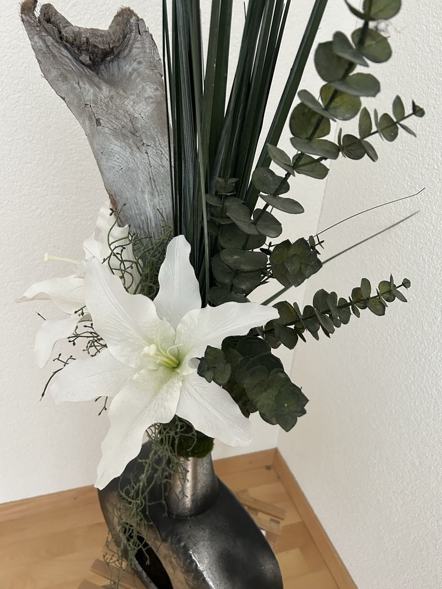Alle Dekorationen: Elegantes Gesteck mit Lilien und Holz – Neu (gemäss Beschreibung) aus Güttingen von Hunzer 1